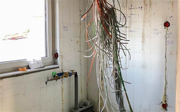 Kabel im Hauswirtschaftsraum des Kern-Haus Rohbaus in Knauthain