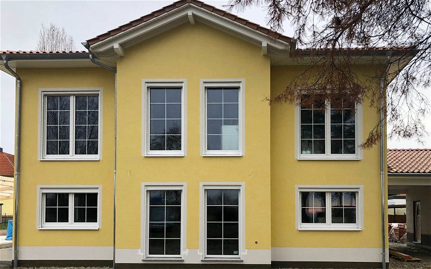 Kern-Haus Aurelio mit gelbem Außenputz ohne Gerüst in Leipzig