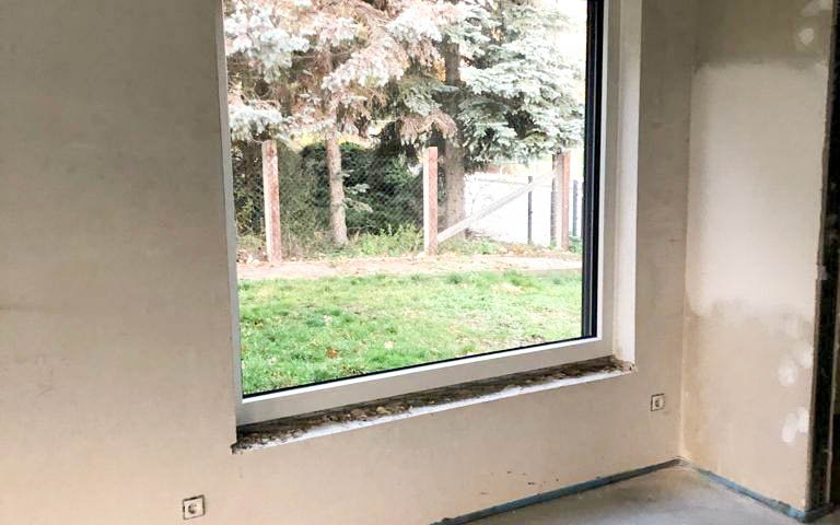 Quadratisches Fenster im Essbereich des Kern-Haus Rohbaus in Köhra