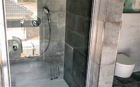 Dusche gefliest mit modernen Fliesen im Bad des Kern-Haus in Leipzig BReitenfeld
