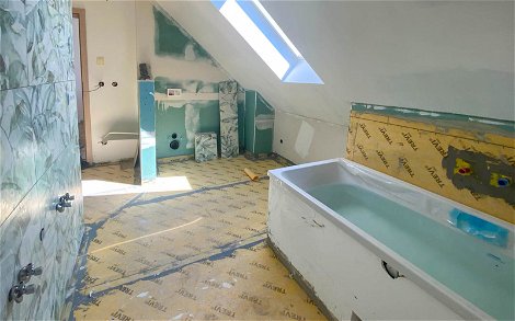 Bad mit Badewanne und ausstehenden Fliesenlegearbeiten in Kern-Haus Aura in Großkugel
