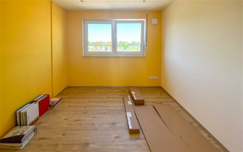 HomeOffice der Bauherrin mit gelben Wänden im Dachgeschoss des Kern-Haus Aura in Großkugel