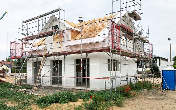 Dachstuhl des Kern-Haus Familienhaus wurde gerichtet in Pegau