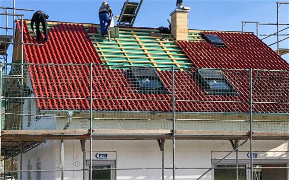 Dachdeckearbeiten auf Terrassenseite des Kern-Haus Familienhaus in Bad Dürrenberg