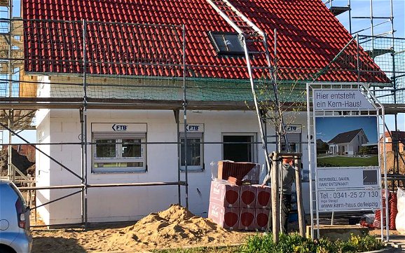 Dacheindeckung mit roten Ziegeln für Kern-Haus Familienhaus in Bad Dürrenberg