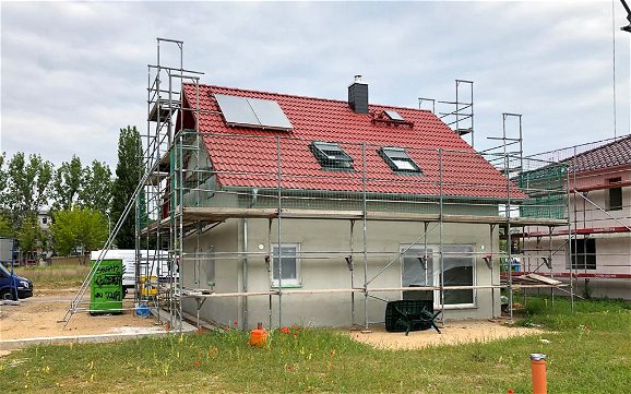 Solarpanel auf Dach des Kern-Haus Rohbaus in Bad Dürrenberg