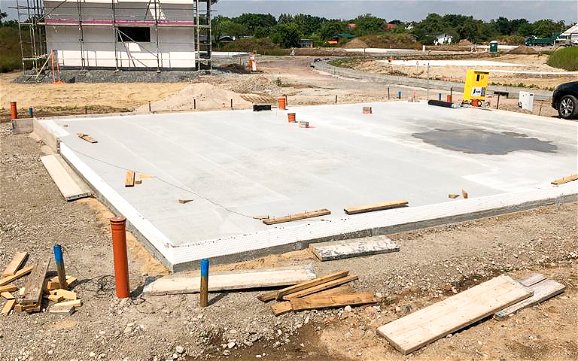Fertigstellung der Bodenplatte für Kern-Haus in Zwochau