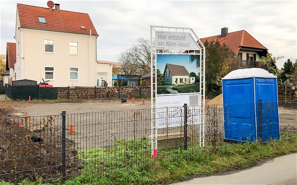 Bauschild für Kern-Haus Luna mit Gründungspolster in Kleinzschocher