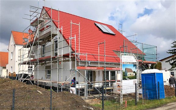 Fertigstellung der Dacheindeckung für Kern-Haus Satteldach Haus in Kleinzschocher