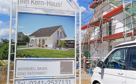 Bauschild mit Kontaktdaten von Kern-Haus Leipzig vor Kern-Haus Family in Zwochau