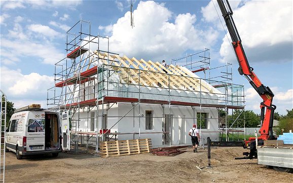 Richten des Dachstuhls für Kern-Haus Family in Zwochau