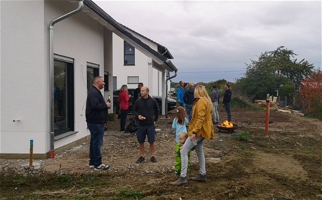 Gespräche unter Gästen an Feuerschalte im Garten des Kern-Haus Family in Zwochau