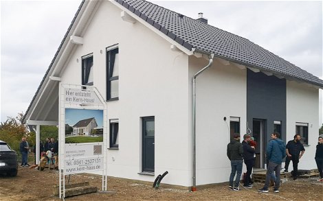Kern-Haus Family mit Bauschild und Gästen bei Rohbaufest in Zwochau