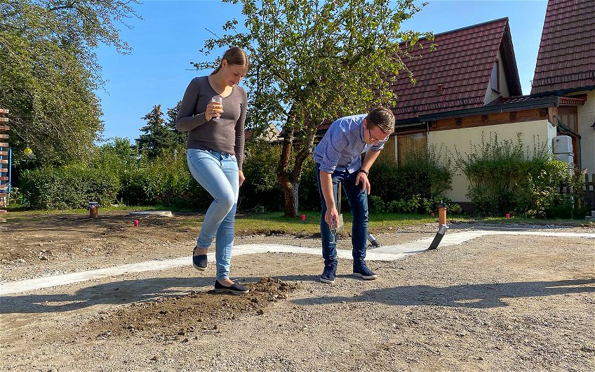 Verdichten des Bodens bei Grundsteinlegung für Kern-Haus in Wiederitzsch