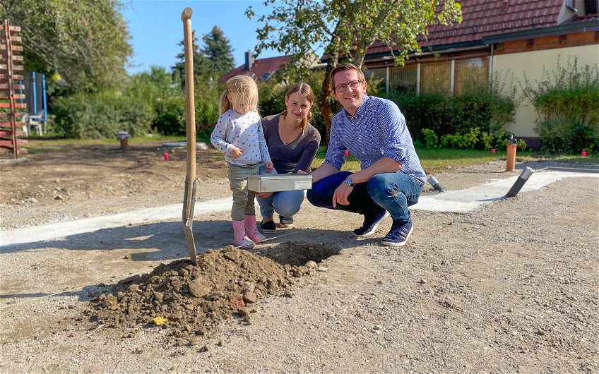 Bauherrenfamilie bei Grundsteinlegung für Kern-Haus in Wiederitzsch