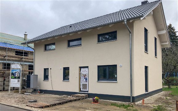 Fertigstellung KErn-Haus Allea individuell mit beigem Putz in Leipzig