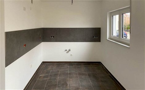 Fliesenspiegel und Bodenfliesen in Küche der Einliegerwohnung des Kern-Haus in Eilenburg