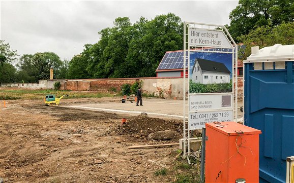 Gründung und Bauschild für Kern-Haus Familienhaus mit Einliegerwohnung in Eilenburg