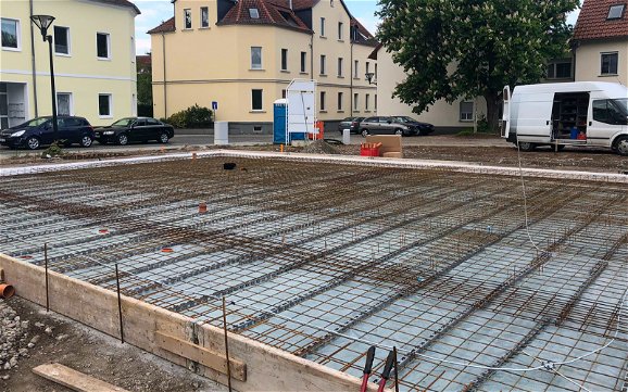 Vorbereiten der Bodenplatte für Kern-Haus Familienhaus mit Einliegerwohnung in Eilenburg
