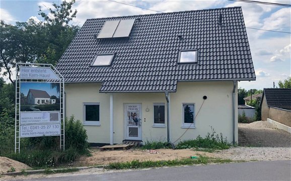 Fertigstellung des Rohbaus mit Dacheindeckung und Außenputz für Kern-HAus Signum in Rückmarsdorf