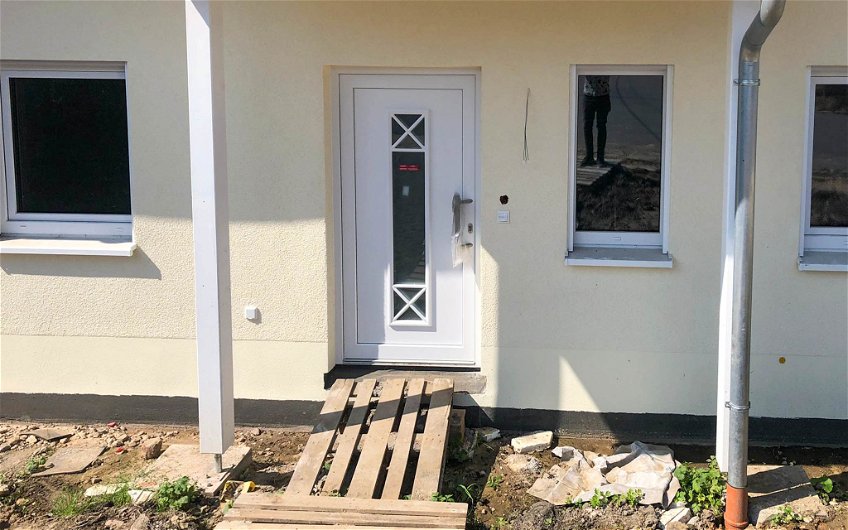 Haustür mit Überdachung für Kern-Haus Familienhaus in Rückmarsdorf