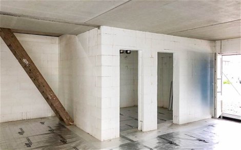 Eingangsbereich mit Bautreppe in Kern-Haus Vero in Leipzig-Engelsdorf