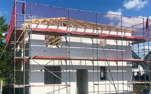 Richten des Dachstuhls für Kern-Haus Stadtvilla in Leipzig Sommerfeld