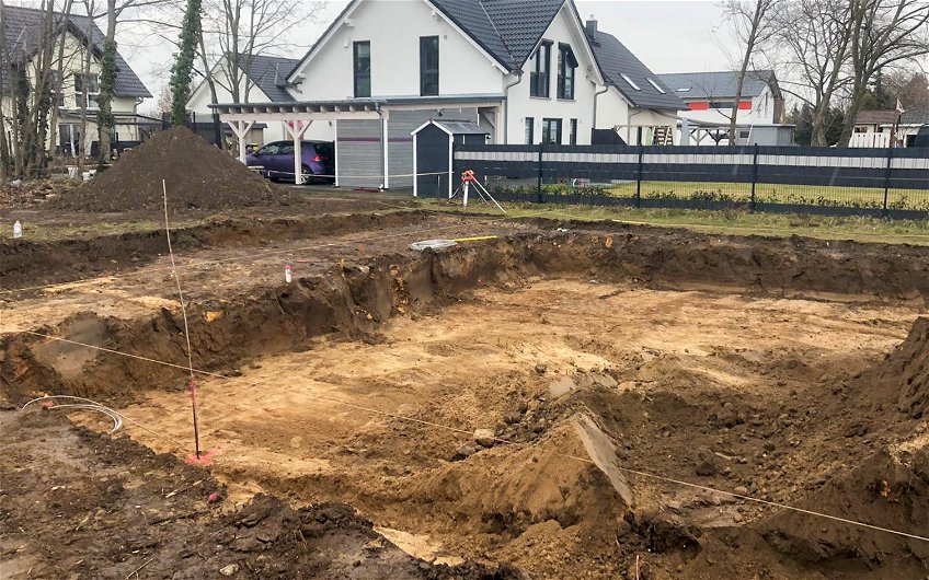 Tiefbauarbeiten auf Grundstück für Kern-Haus Stadtvilla Signus in LEipzig Sommerfeld