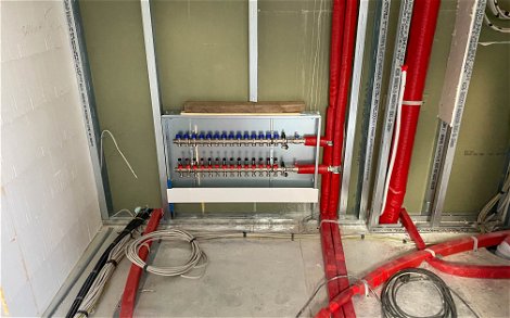 Heizkreisverteiler installiert in Kern-Haus Bauhaus in Göhrenz