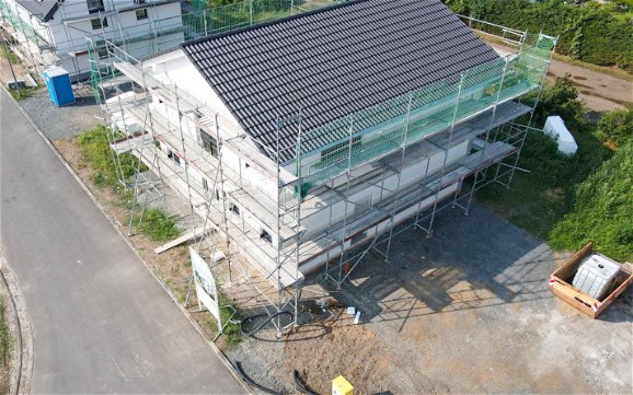 Drohnenaufnahme der Dacheindeckung des Kern-Haus Allea in Eilenburg