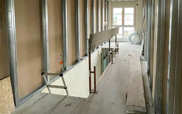 einseitig geplankter Trockenbau in Obergeschossflur in Kern-Haus allea in Eilenburg