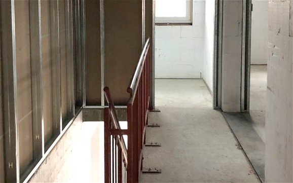 Treppenflur mit Treppe und Trockenbau in Kern-Haus Futura Pult in Leipzig Breitenfeld 