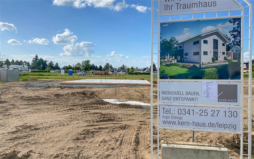 Bauschild vor Bodenplatte des individuellen KErn-Haus Taro in Eilenburg