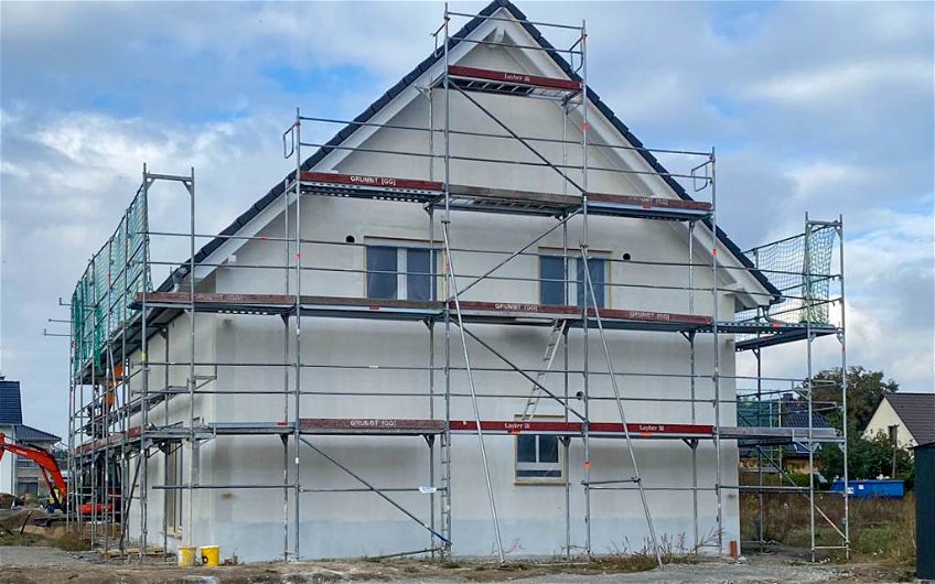 Beginn der Außenputzarbeiten an Kern-Haus Familienhaus in Eilenburg