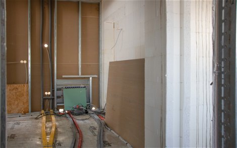 Heizkreisverteiler installiert in Trockenbauwand des Kern-Haus in Eilenburg