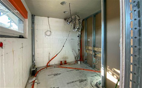 Sanitär- und Elektroleitungen im Hauswirtschaftsraum des Kern-Haus Trend Rohbau in Eilenburg