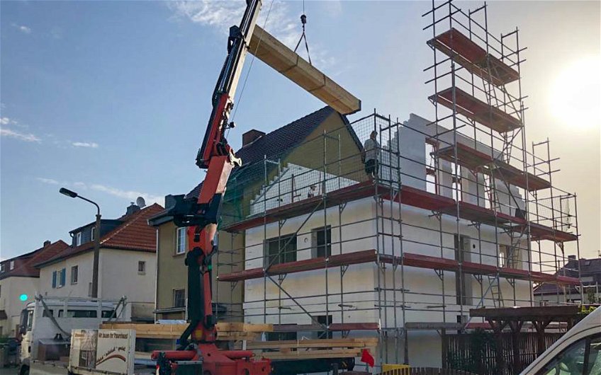 Dachgeschossrohbau und Anlieferung des Dachstuhls für Kern-Haus Rohbau in Windorf
