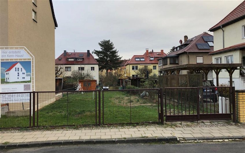 Grundstück für individuelles Kern-Haus mit Bauschild in Leipzig Windorf