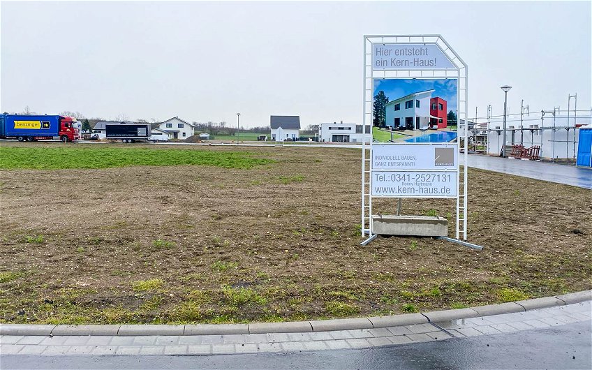 Grundstück mit Bauschild vor Baubeginn des Kern-Haus in Eilenburg