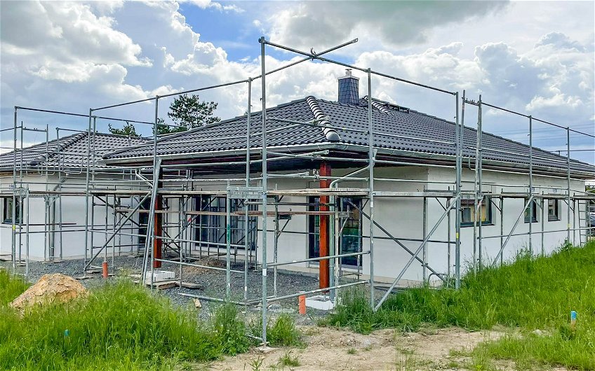 Fenstereinbau und Dacheindeckung für Kern-Haus in Grimma