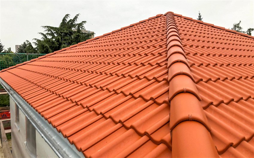 Dacheindeckung mit roten Ziegeln auf Kern-Haus Stadtvilla in Kleinzschocher