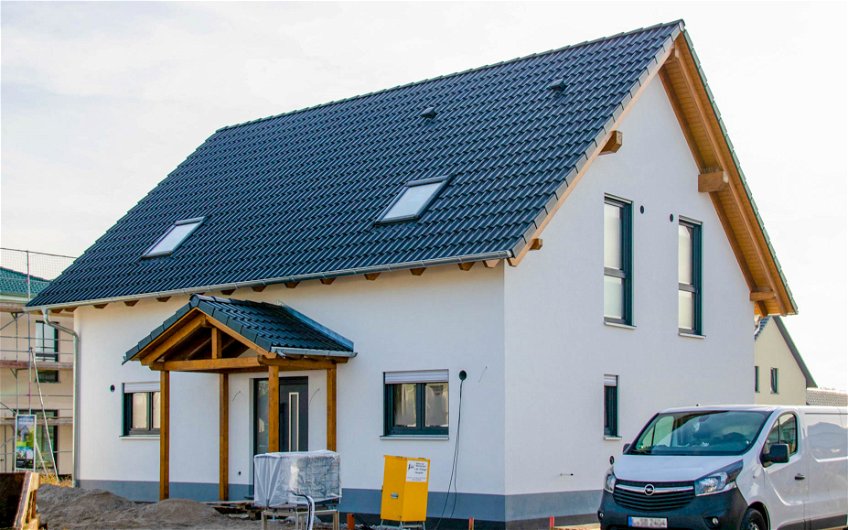Fertigstellung der Eingangsseite des Kern-Haus Satteldachhaus in Eilenburg