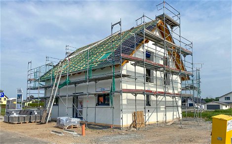 Beginn der Dacheindeckung für individuelles Kern-Haus in Eilenburg