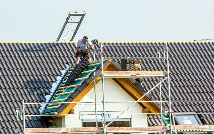 Dachdecker beim Decken des Giebeldaches für Kern-Haus in Eilenburg