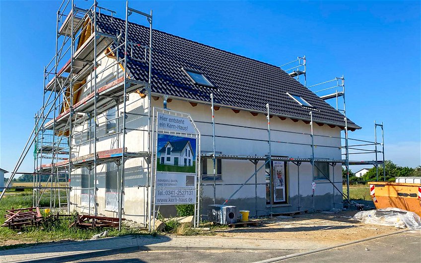 Fertigstellung der Dacheindeckung des Kern-Haus in Eilenburg