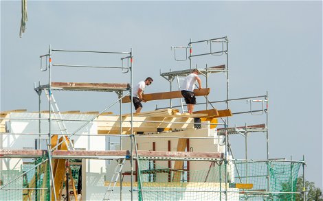 Zimmermänner bei der Arbeit am Dachstuhl für Kern-Haus in Eilenburg