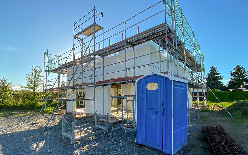 Beginn des Dachgeschossrohbaus für Kern-Haus Familienhaus in Eilenburg