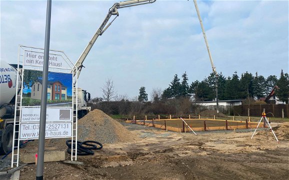 Füllen der Bodenplattenschalung mit Beton für Kern-Haus in Eilenburg