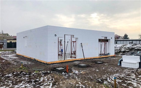 Fertigstellung Erdgeschossrohbau für Kern-Haus Family in Kölsa