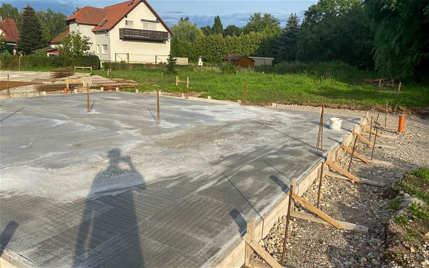 Fertigstellung der Bodenplatte für Kern-Haus in Regis-Breitingen